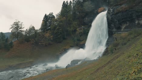 Ein-Berühmter-Steindalsfossen-Wasserfall