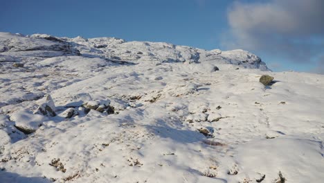 Colinas-Cubiertas-De-Nieve-En-La-Tundra-Noruega