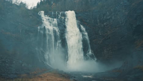 Blick-Auf-Den-Atemberaubenden-Wasserfall-Skjerfossen