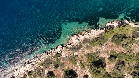 Überkopfaufnahme-Des-Einladenden-Türkisfarbenen-Mittelmeerwassers-Und-Der-Felsigen-Küste