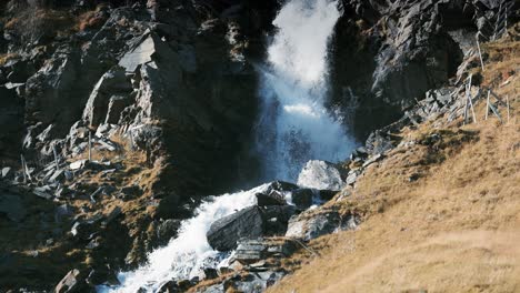 Eine-Nahaufnahme-Des-Kleinen-Wasserfalls