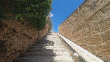 An-Einem-Sonnigen-Tag-Die-Steintreppe-Hinaufgehen