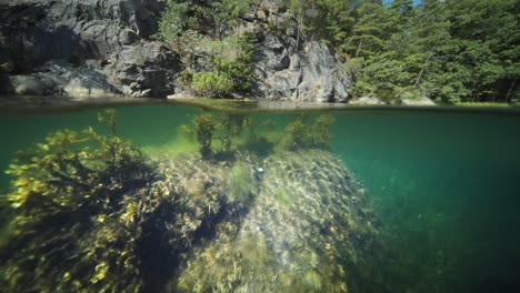 Fjord-über-Und-Unter-Wasser-Geteilte-Ansicht