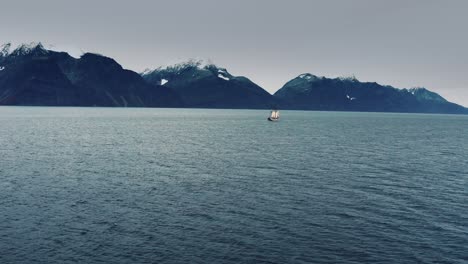 Ein-Altes-Segelboot,-Das-Den-Fjord-überquert