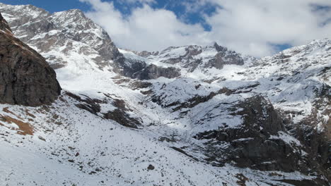 Vuela-Sobre-Los-Majestuosos-Picos-De-Las-Montañas-En-Los-Alpes-Desde-Un-Dron-En-Invierno