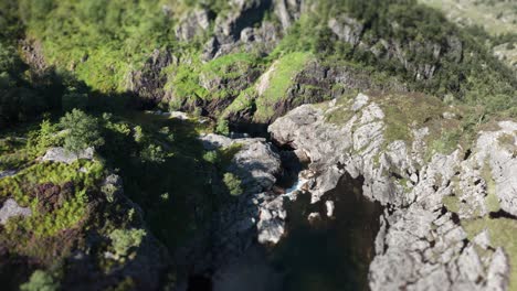 Eine-Luftaufnahme-Des-Wasserfalls-Am-Fluss-Im-Felsental
