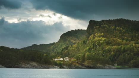 Segeln-Entlang-Der-Küste-Des-Hardangerfjords