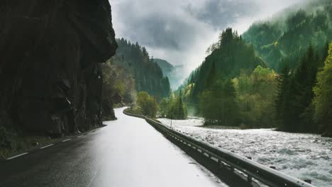 Aufschlussreiche-Aufnahme-Des-Berühmten-Wasserfalls-Latefossen,-Norwegen