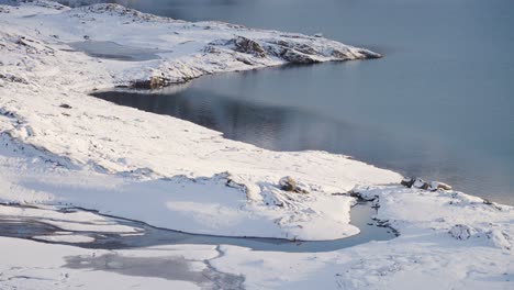 Der-Erste-Schnee-Bedeckt-Die-Ufer-Des-Kleinen-Sees