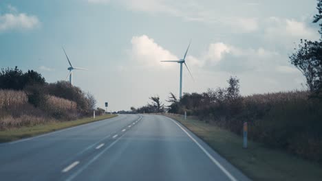 Windkraftanlagen-Stehen-Auf-Beiden-Seiten-Der-Zweispurigen-Straße