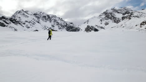 Luftaufnahme-Eines-Alpinisten,-Der-An-Einem-Sonnigen-Tag-In-Den-Europäischen-Alpen-In-Schneebedeckten-Bergen-Vorrückt