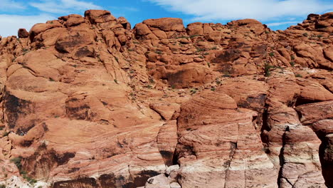 Distinctive-red-rock-formations-in-arid-Mojave-Desert,-Nevada