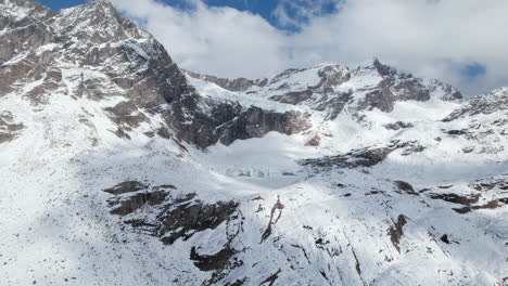 Fliegen-Sie-Im-Winter-An-Einem-Sonnigen-Tag-Von-Einer-Drohne-über-Majestätische-Berggipfel-In-Den-Alpen