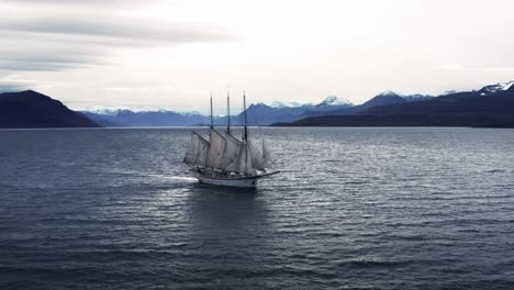 Eine-Luftaufnahme-Des-Alten-Segelschiffs,-Das-Den-Fjord-überquert