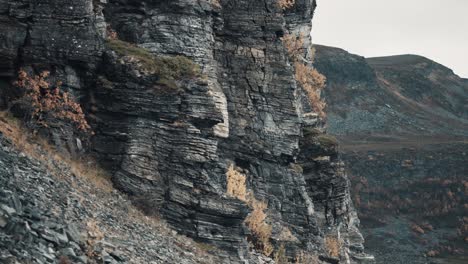 Rocas-Oscuras-Y-Desmoronadas-Que-Se-Elevan-Sobre-El-Vasto-Valle