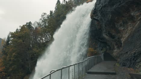 Una-Pasarela-Estrecha-Bajo-La-Cascada-De-Steindalsfossen