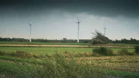 Windkraftanlagen-Auf-Dem-Grünen-üppigen-Feld