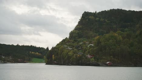 Sailing-along-the-shores-of-the-Hardanger-fjord