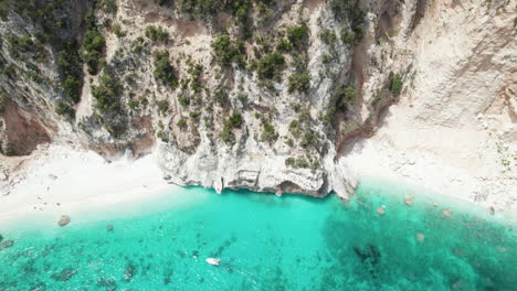 Video-Aéreo-De-Drones-De-La-Playa-Paraíso-Tropical-En-Verano-En-El-Mediterráneo,-Cala-Mariolu,-Cerdeña,-Italia