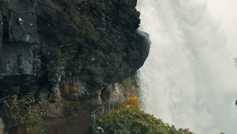 Ein-Schmaler-Gehweg-Unter-Dem-Berühmten-Wasserfall-Steindalsfossen
