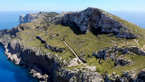 Die-Steile-Und-Zerklüftete-Küste-Mallorcas-Fällt-In-Das-Azurblaue-Mittelmeer-Ab
