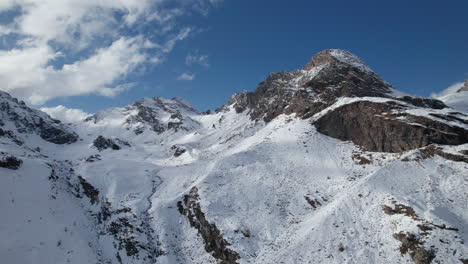 Vista-De-Drones-De-Majestuosos-Picos-Montañosos-En-Los-Alpes-Desde-Un-Drone-En-Invierno-En-Un-Día-Soleado,-Italia