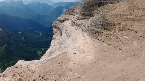 Luftbild-Nach-Vorne-Mit-Aufsteigender-Umlaufbahn-Des-Mount-Pelmo-Ridge-Mit-Hintergrund-Der-Dolomitenkette