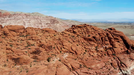 Imponentes-Formaciones-De-Arenisca-Roja-En-El-Cañón-De-Roca-Roja,-Desierto-De-Mojave