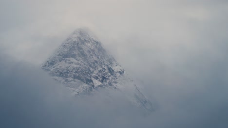 Vista-Aérea-Del-Pico-De-La-Montaña-Cubierta-De-Nieve-Sobre-El-Fiordo-De-Geiranger,-Noruega