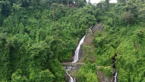 Luftzoom-Aus-Wunderschönem-Wasserfall-In-Lombok-Mit-Viel-Grün-Im-Dschungel