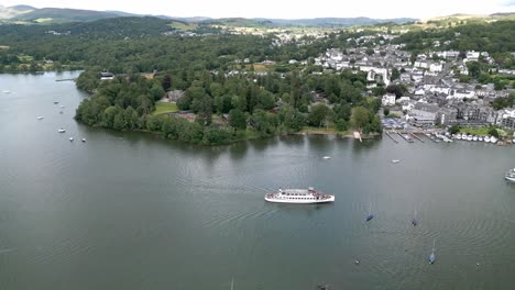 Luftaufnahmen-Von-Bowness-on-Windermere,-Dem-Beliebtesten-Besucherziel-Des-Lake-District-Im-Lake-District-National-Park