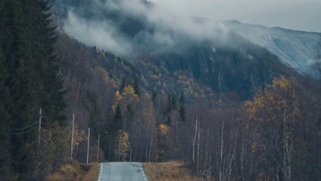 Eine-Schmale-Straße-Führt-Durch-Die-Herbstliche-Landschaft