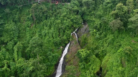 Kerta-Gangga-Wasserfall,-Umgeben-Von-Einem-Dichten-Wald-In-Lombok,-Indonesien