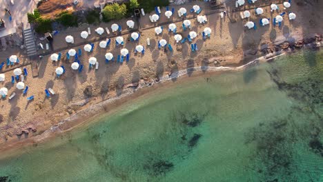 Seitlich-Von-Oben-Nach-Unten-Strandbetten-Und-Sonnenschirm-Zypern