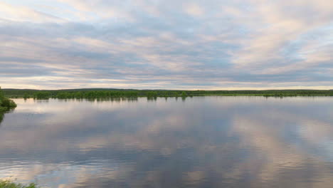 Ruhiger-Süßwassersee-In-Lappland-Mit-Reflexion-Von-Wolken-Auf-Der-Oberfläche,-Antenne
