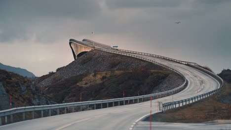 El-Puente-Storseisundet-En-La-Carretera-Atlántica-Se-Eleva-Sobre-El-Paisaje