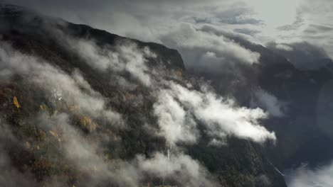Pesadas-Nubes-Giran-Sobre-El-Magnífico-Fiordo-De-Geiranger