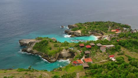 Hermosa-Antena-De-Villas-Cliffside-En-Blue-Lagoon-En-Nusa-Ceningan-Island