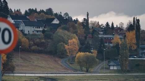 Otoño-En-La-Noruega-Rural---Casas-Ordenadas-Y-Césped-Verde