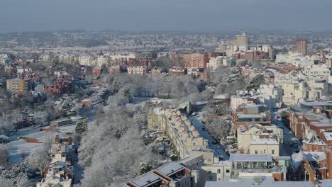 Filmische-Drohnenaufnahme-Aus-Der-Luft-Von-Wunderschönen-Häusern-Aus-Rotem-Backstein-Und-Weißem-Stuck-In-Nottingham-Während-Der-Wintermonate