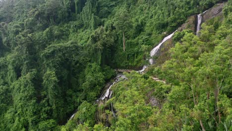 Luftaufnahmen-Durch-Dschungelbäume-Auf-Einem-Berg-In-Lombok-An-Bewölkten-Tagen