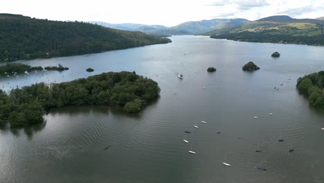Drohne,-Luftaufnahmen-Von-Bowness-on-Windermere,-Dem-Beliebtesten-Besucherziel-Des-Lake-District-Im-Lake-District-National-Park