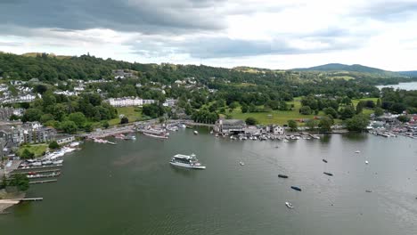 Luftaufnahmen-Von-Bowness-on-Windermere,-Dem-Beliebtesten-Besucherziel-Des-Lake-District-Im-Lake-District-National-Park