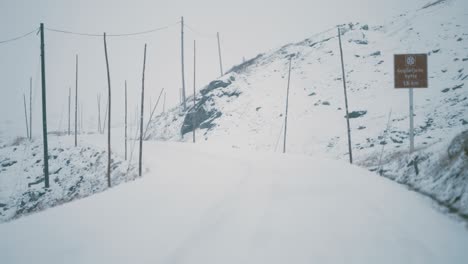 Sognefjellsvegen-Cubierto-De-Nieve---El-Paso-De-Montaña-Más-Alto-Del-Norte-De-Europa