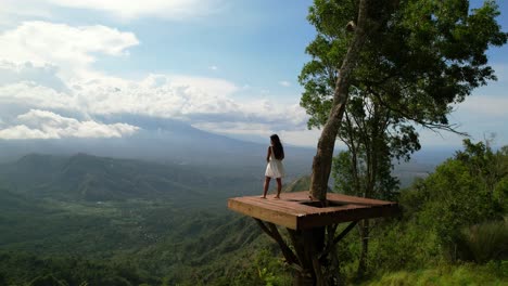 Junges-Asiatisches-Mädchen-Im-Weißen-Kleid-Am-Süßen-Aussichtspunkt-Von-Lahangan-In-Bali-Mit-Blick-Auf-Das-Grüne-Tal