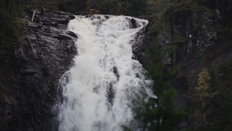 Una-Famosa-Cascada-Storfossen-En-Noruega