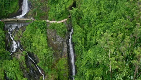 Arriba-Hacia-Abajo-De-La-Cascada-De-Kerta-Gangga-En-La-Selva-De-Lombok