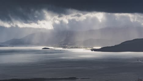 Ein-Zeitraffer-Der-Stürmischen-Wolken,-Die-über-Den-Fjord-Ziehen