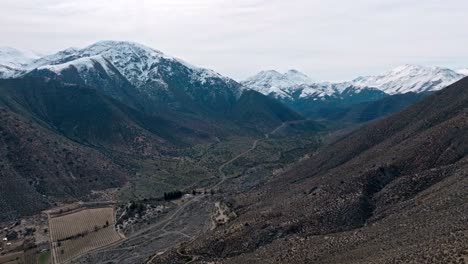 Vista-Aérea-Ascendente-De-Las-Montañas-Nevadas-De-Los-Andes-En-El-Norte-De-Chile