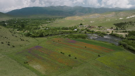 Paisaje-Escénico-Del-Valle-Verde-Con-Un-Pequeño-Pueblo-Fuera-De-Aspindza-En-Georgia